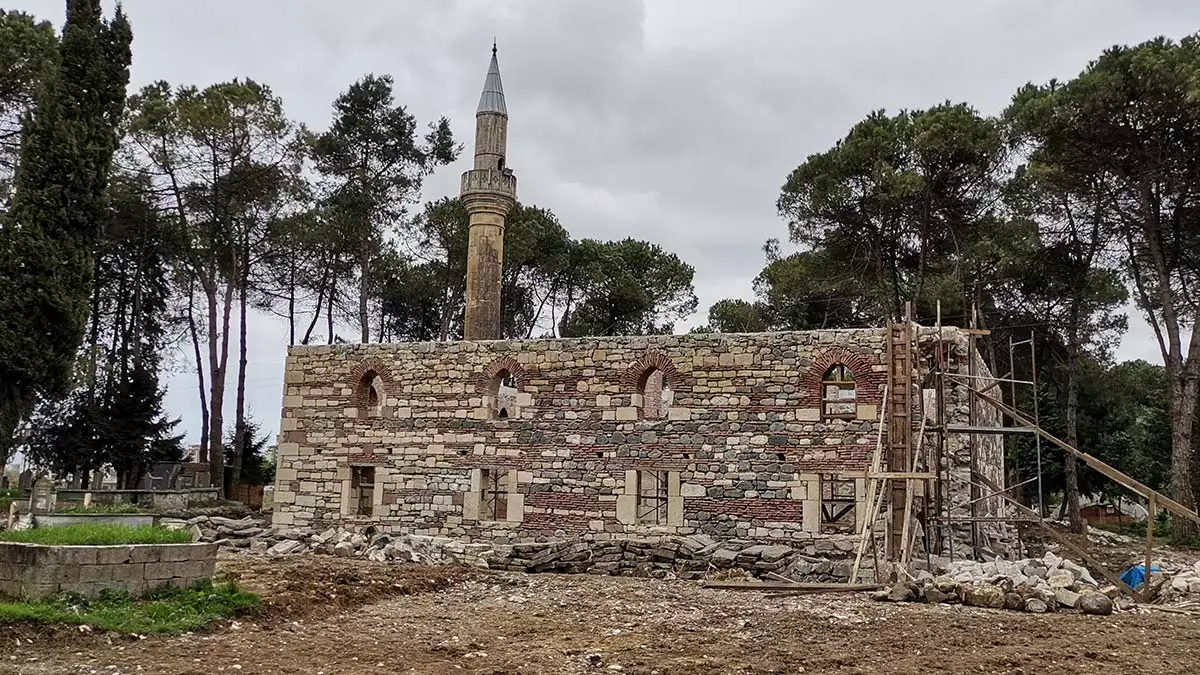 Bulgulara ulaşılan tarihi camide kazı