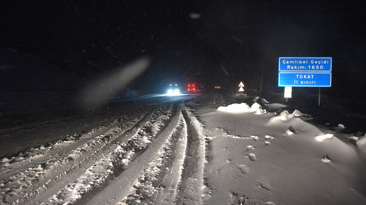 Çamlıbel Geçidi'nde ulaşıma 'kar' engeli