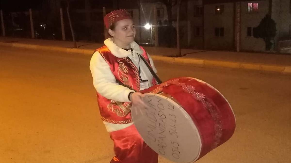Çorum’da kadın davulcu sahura kaldırdı