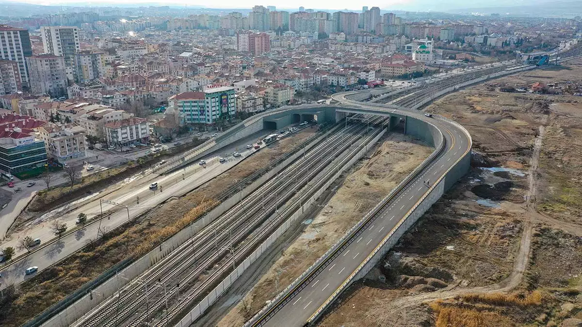 Ankara büyükşehir belediyesi, 1,5 milyon vatandaşın kronik trafik sorununu çözecek etimesgut i̇stasyon caddesi alternatif bulvar çalışmalarında sona yaklaştı.