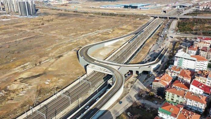 Ankara Büyükşehir Belediyesi, 1,5 milyon vatandaşın kronik trafik sorununu çözecek Etimesgut İstasyon Caddesi Alternatif Bulvar çalışmalarında sona yaklaştı.