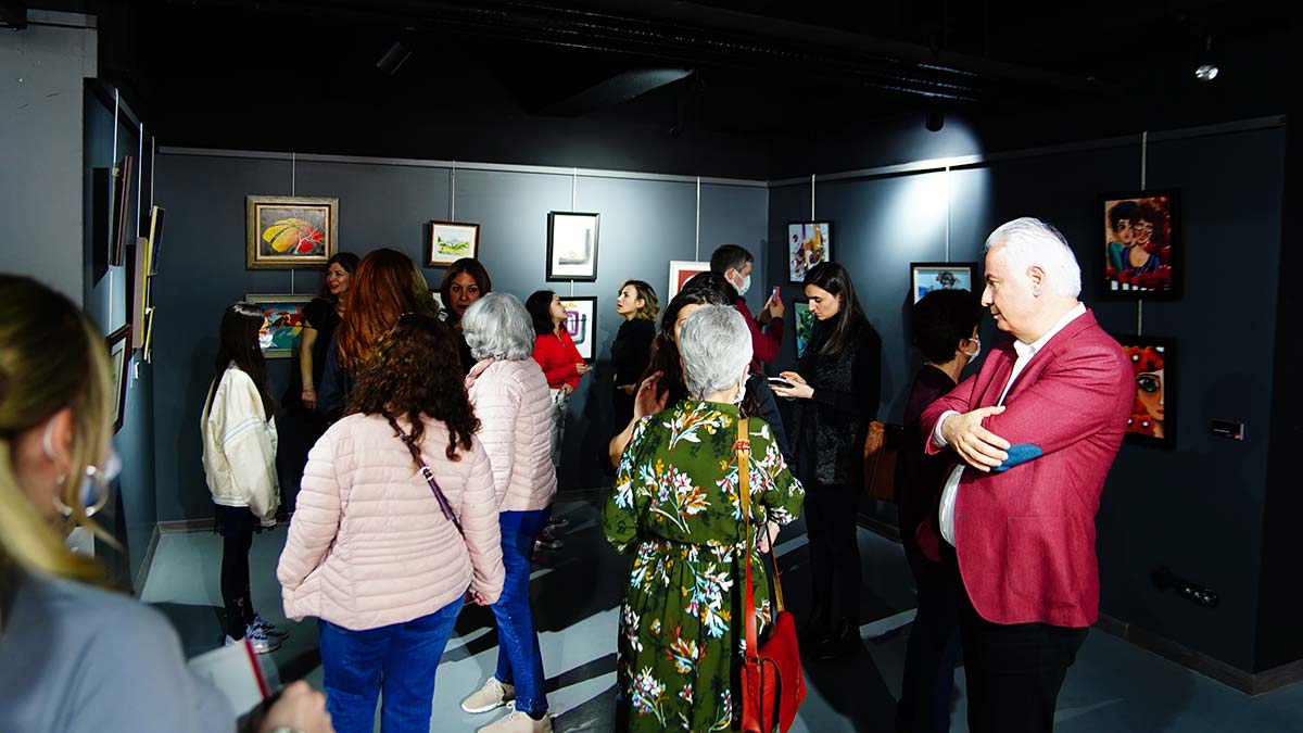 Anadolu Görsel Sanatlar Derneği’nin (AGSAD) 8. kuruluş yıl dönümü karma resim sergisi, Ankara Kent Konseyi (AKK) Sergi Salonu’nda açıldı.