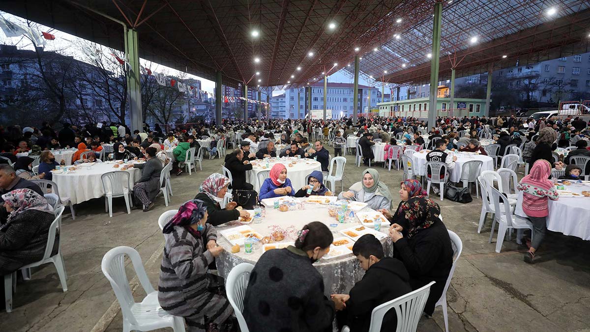 Demetevler sakinleri, iftar sofrasında buluştu