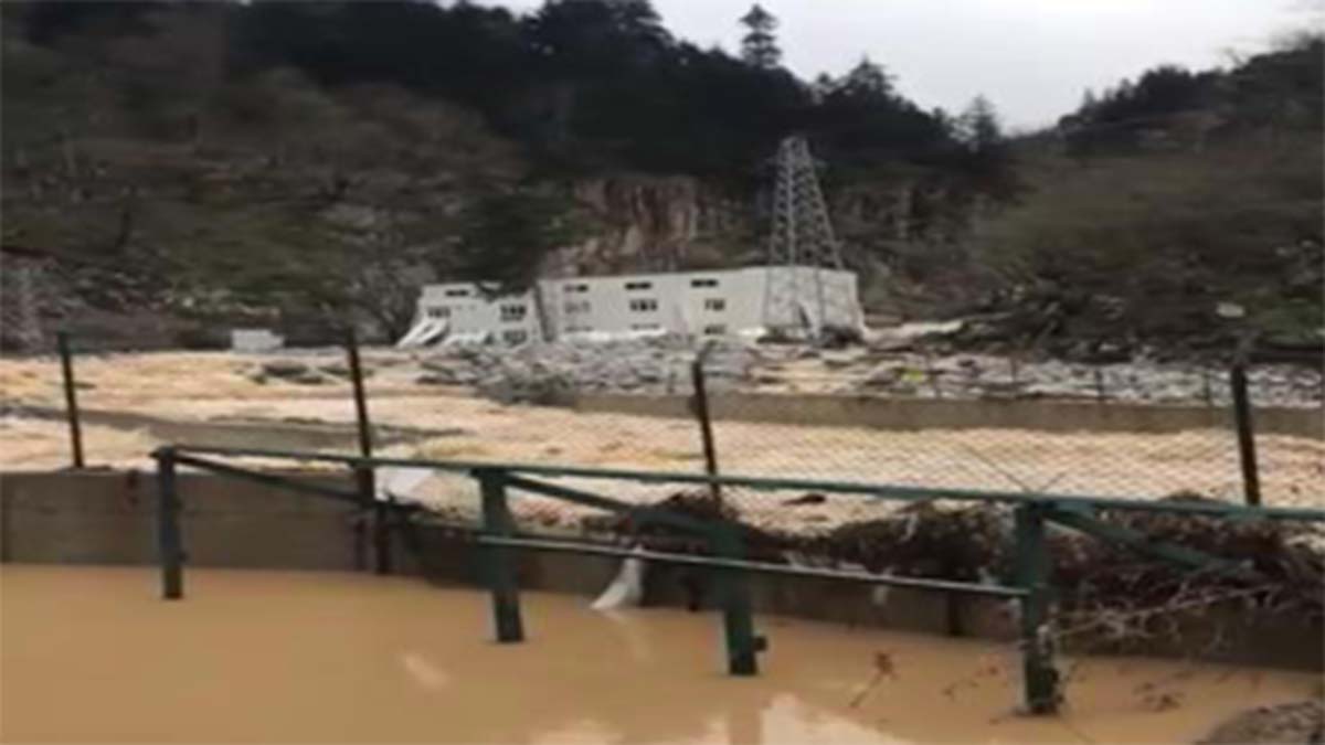 Dereli’de taşkın; kara yolu çöktü