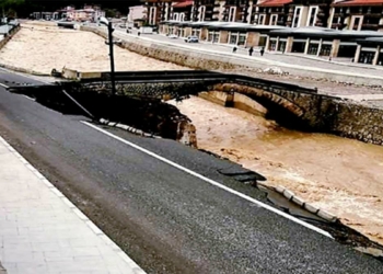 Dereli'de taşkın; yol çöktü