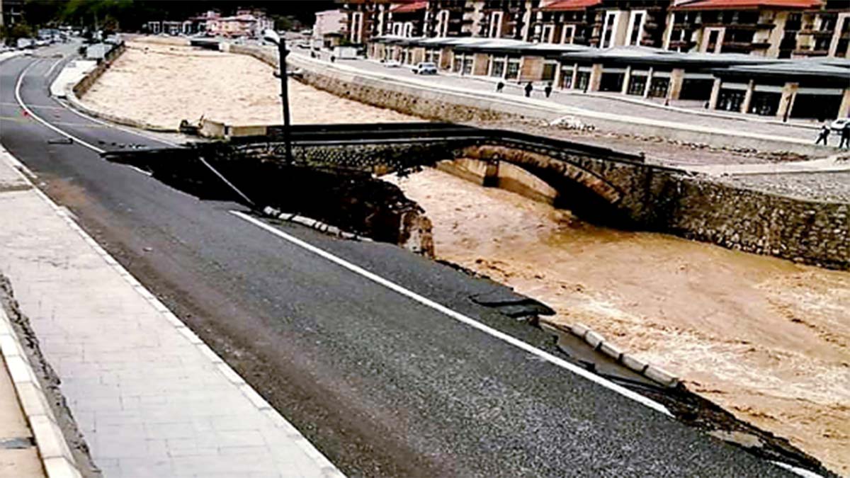 Dereli'de taşkın; yol çöktü