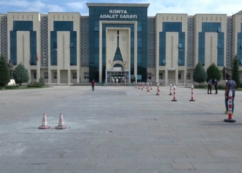 Dini baskı uygulayan müdür yardımcısına şikayet