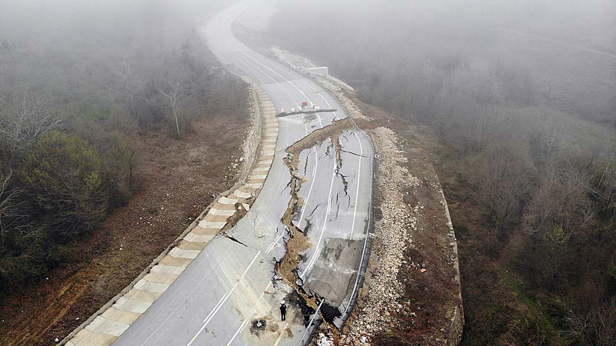 Düzce-Sakarya yolu ulaşıma kapandı