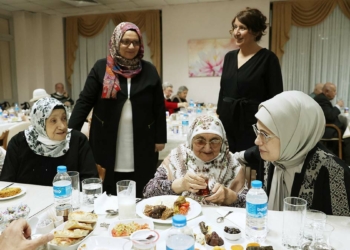 Emine Erdoğan, huzurevi sakinleriyle iftar yaptı