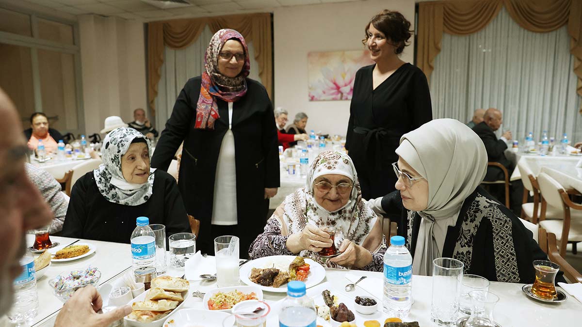 Emine Erdoğan, huzurevi sakinleriyle iftar yaptı