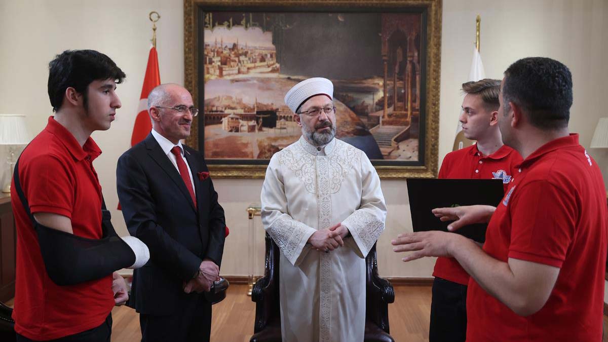 Erbaş, TEKNOFEST birincisi öğrencileri ağırladı