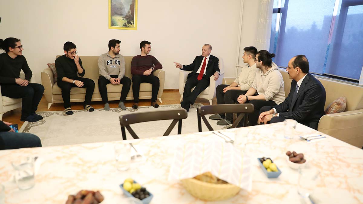 Erdogan besiktasta ogrenci evinde iftar yapti 1 - yerel haberler - haberton
