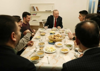 Erdoğan, Beşiktaş'ta öğrenci evinde iftar yaptı