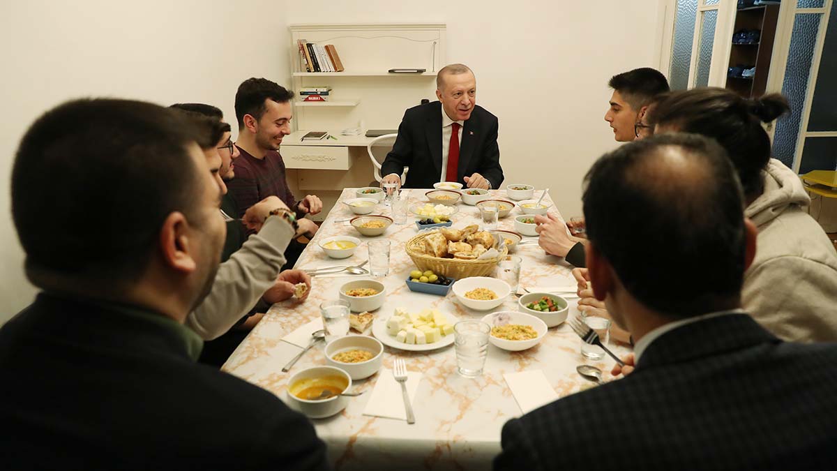 Erdoğan, Beşiktaş'ta öğrenci evinde iftar yaptı