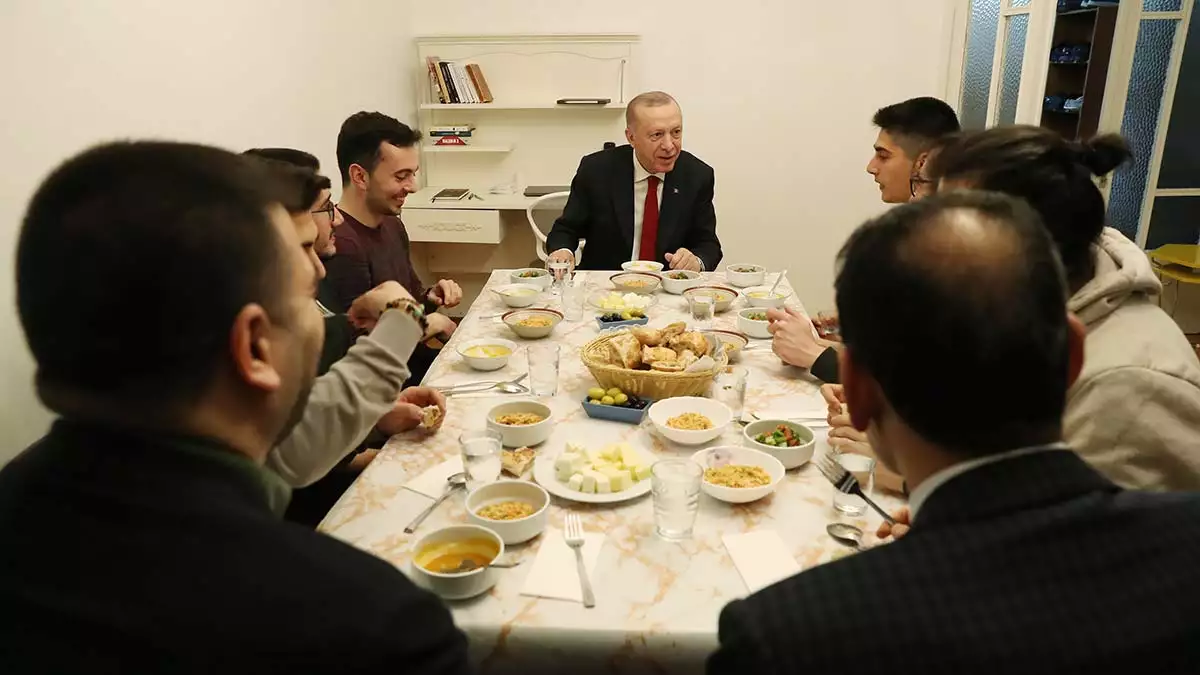 Erdoğan, beşiktaş'ta öğrenci evinde iftar yaptı
