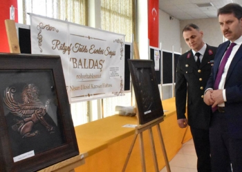 Eşi adına açtığı sergide ilk alıcı vali oldu