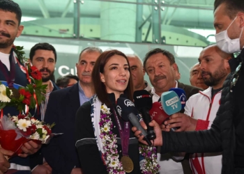 Şampiyon milli güreşçiler Başkentlileri selamladı