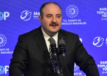 Evinde güya elektriği kesilmiş şov yapıyor