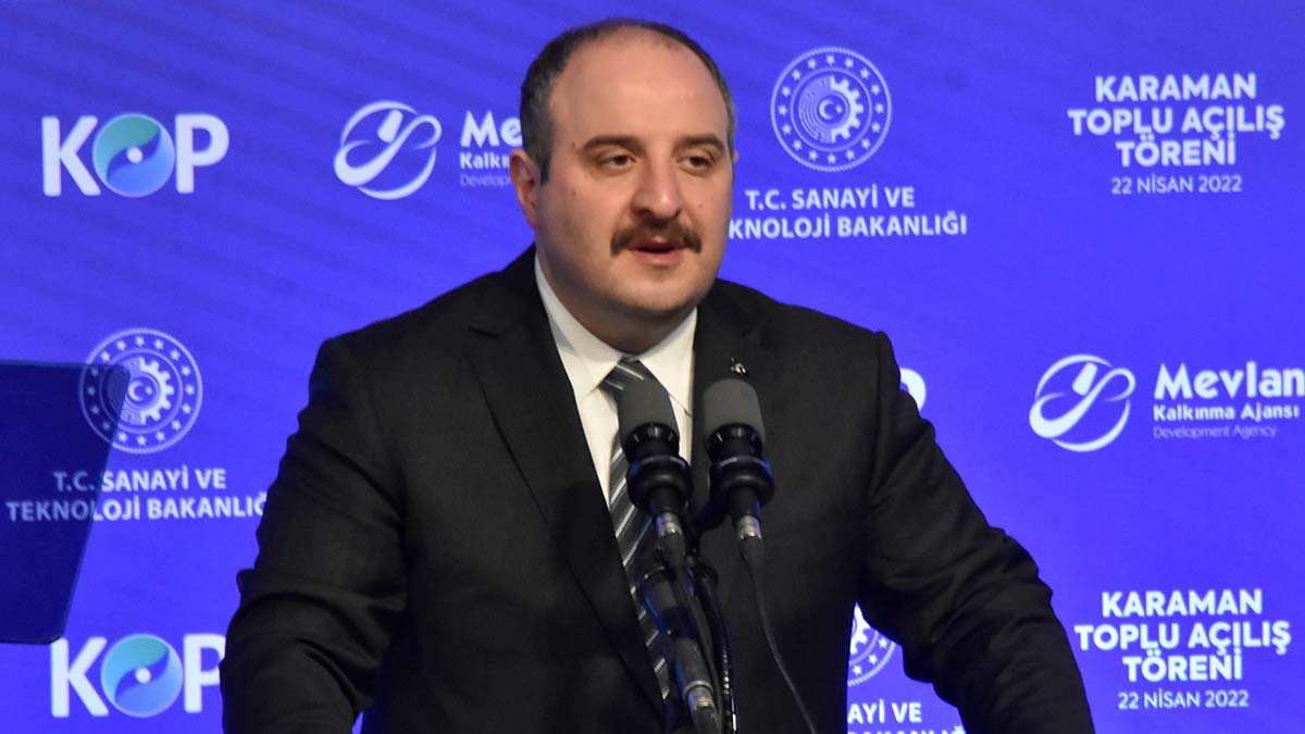 Evinde güya elektriği kesilmiş şov yapıyor