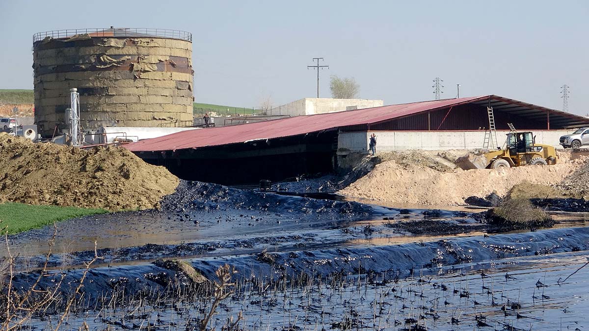 Fuel oil kazanı patladı; yakıt çevreye yayıldı