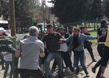 Futbolcular ile taraftarlar arasında kavga