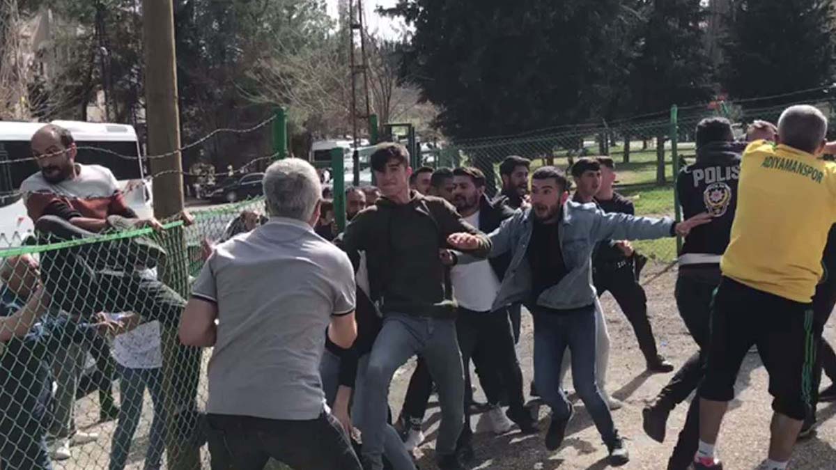 Futbolcular ile taraftarlar arasında kavga