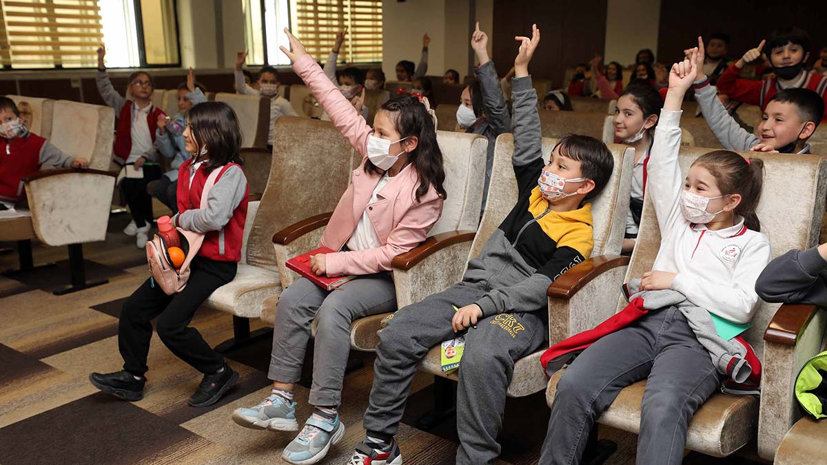 Yenimahalleli miniklerden belediye turu. Yenimahalle Belediye Başkanı Fethi Yaşar minik ziyaretçilerini ağırladı.