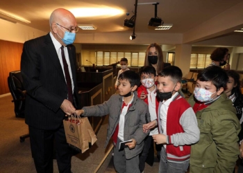 Fethi Yaşar minik ziyaretçilerini ağırladı