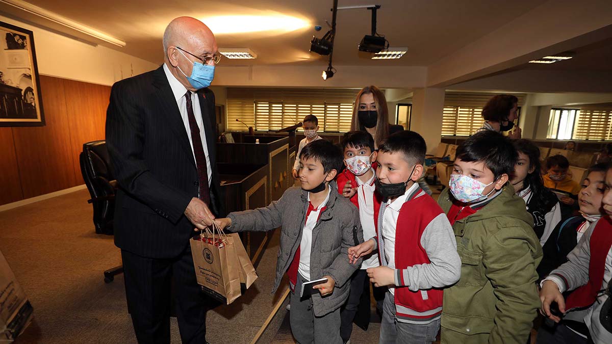 Fethi Yaşar minik ziyaretçilerini ağırladı