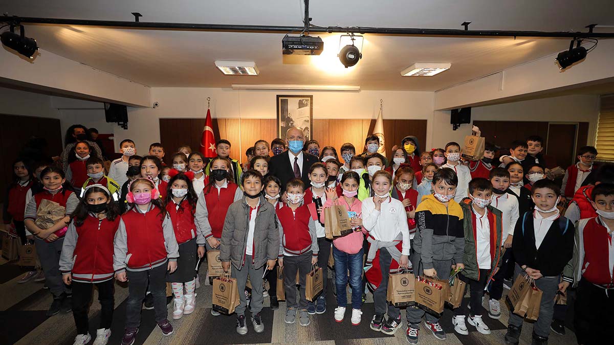 Fethi Yaşar minik ziyaretçilerini ağırladı