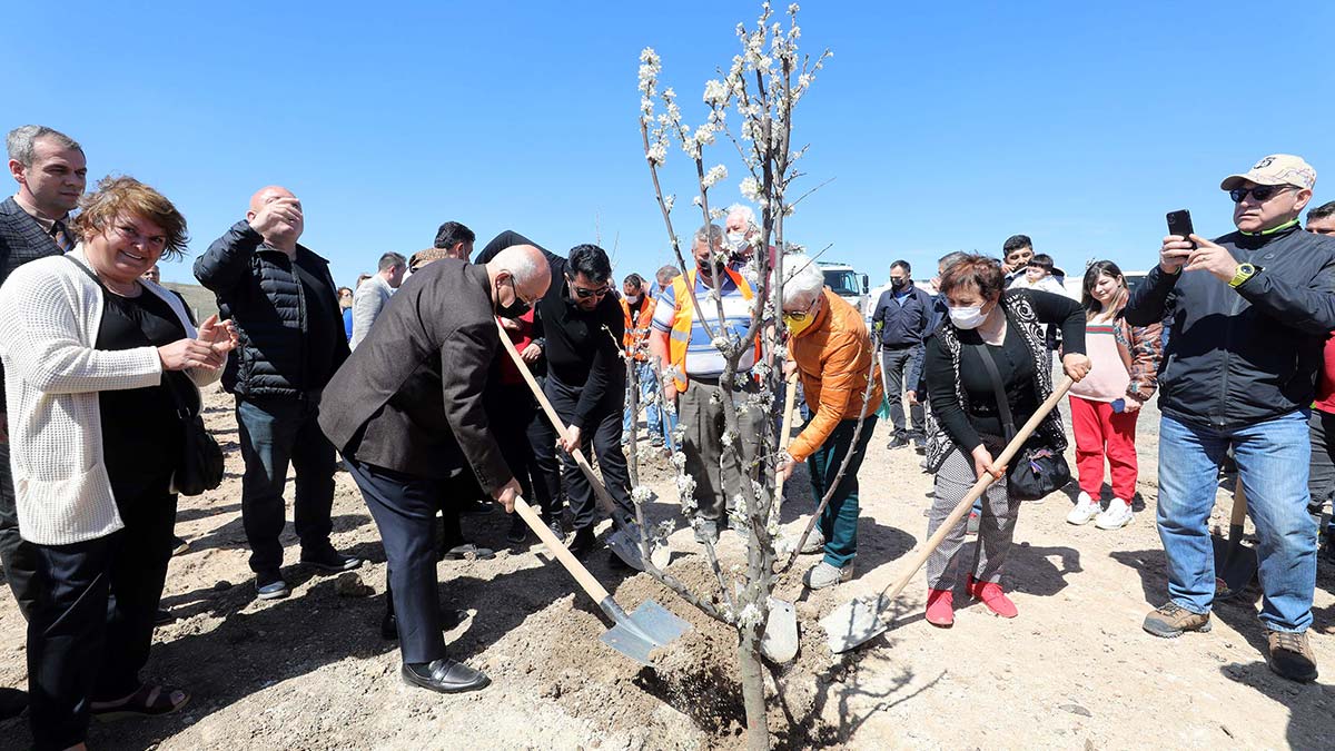 500 meyve fidanı toprakla buluştu