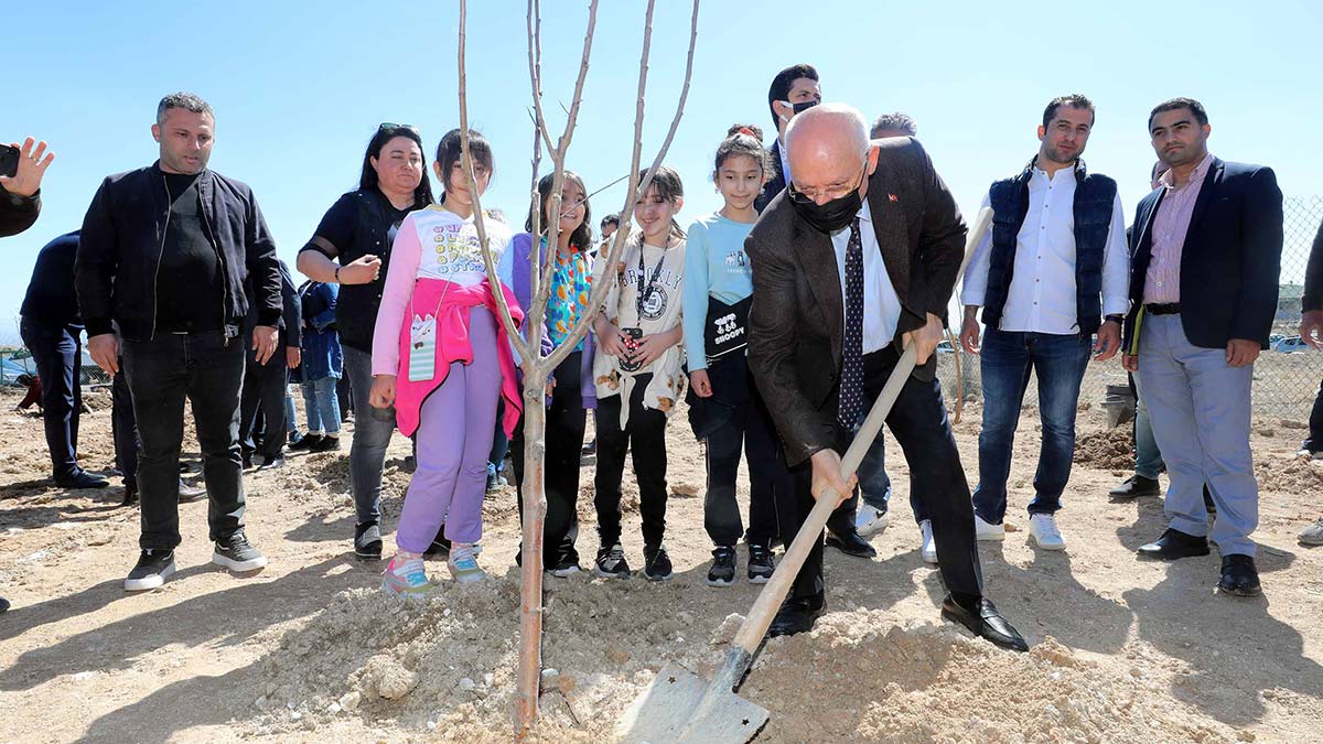 2009 yılından bu yana yeşile ve doğaya yatırım konusunda birçok projenin altına imza atan Yenimahalle Belediyesi SUYADER iş birliğiyle 500 meyve fidanı toprakla buluştu.