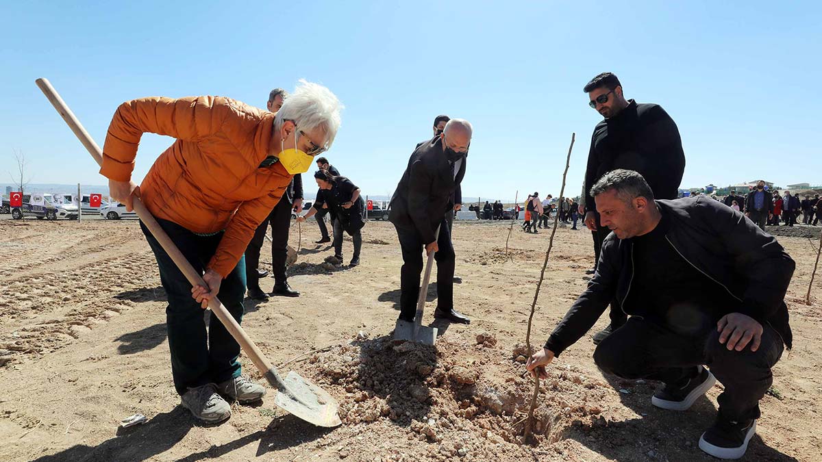 500 meyve fidanı toprakla buluştu