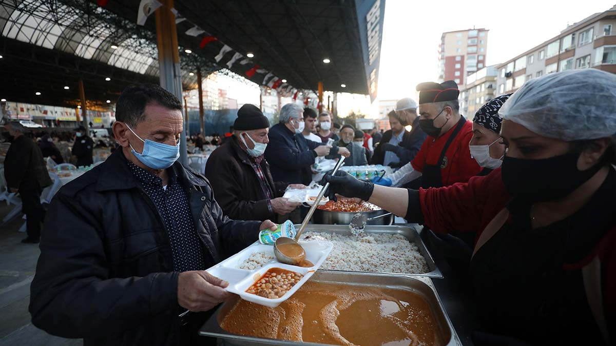 Yenimahalle Belediyesi, ilçe sakinlerini açık hava mahalle iftarlarında buluşturmaya devam ediyor. Şentepeliler iftar sofrasında oruç açtı.