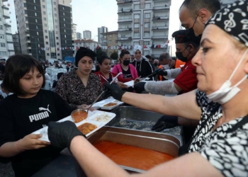Özevler ve Varlık'ta iftar sofraları kuruldu