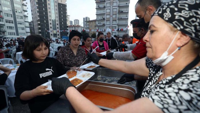 Özevler ve Varlık'ta iftar sofraları kuruldu