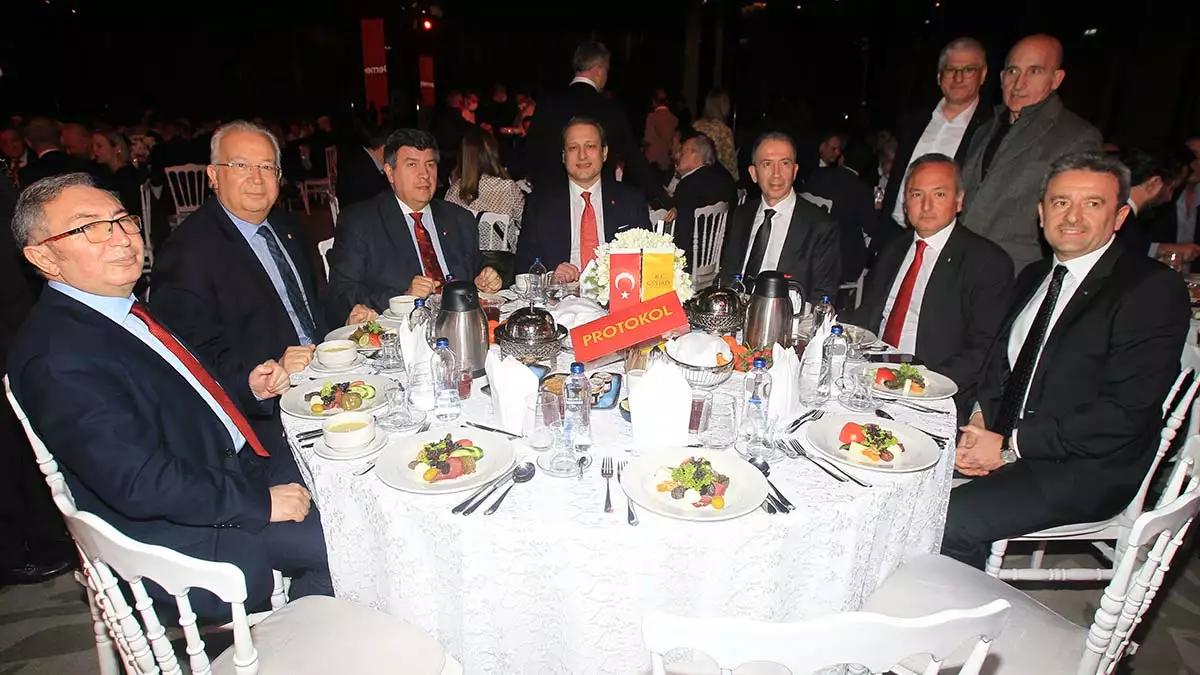 Galatasaray camiasi iftar yemeginde bulustu 1 - spor haberleri - haberton