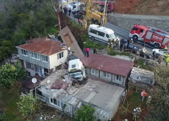 Gecekondu üzerine demir yüklü tır devrildi