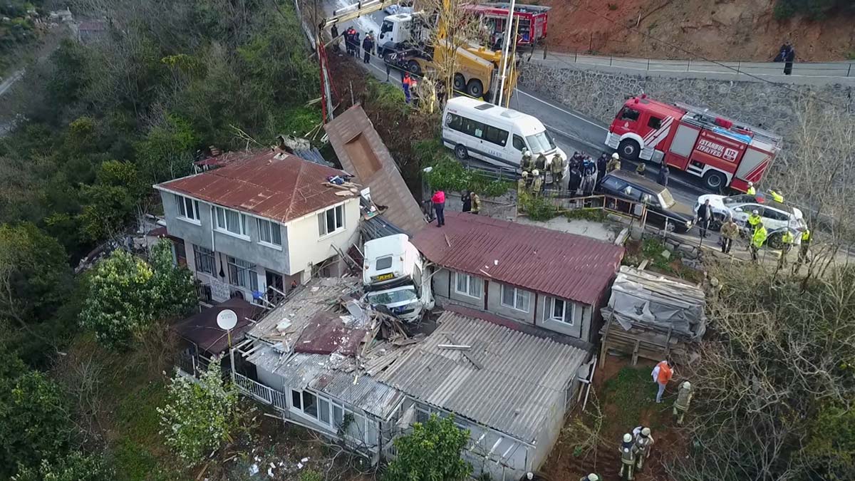 Gecekondu üzerine demir yüklü tır devrildi