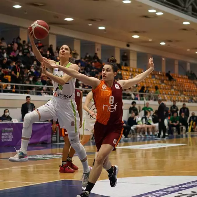 Nesibe aydın sezonu 4. Sıarada tamamladı ve galatasaray ile eşleşti. Geçtiğimiz sezon, galatasaray ile yarı finalde karşılaşmış ve 5 maçlık zorlu bir serinin sonunda, finali kaçırmıştı.