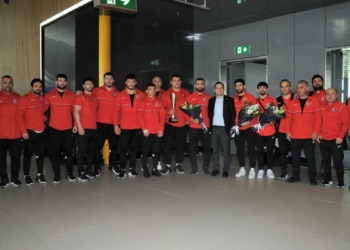 Güreş Milli Takımı, çiçeklerle karşılandı