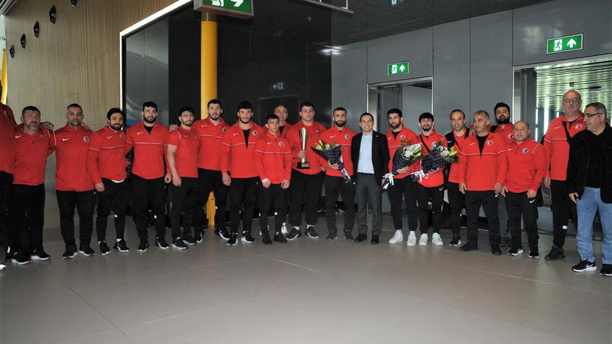 Güreş Milli Takımı, çiçeklerle karşılandı