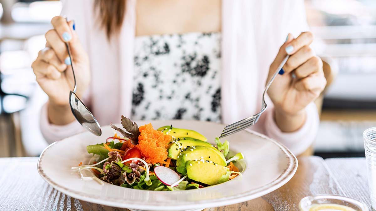 Hızlı yemek yiyenler daha çok besin tüketiyor