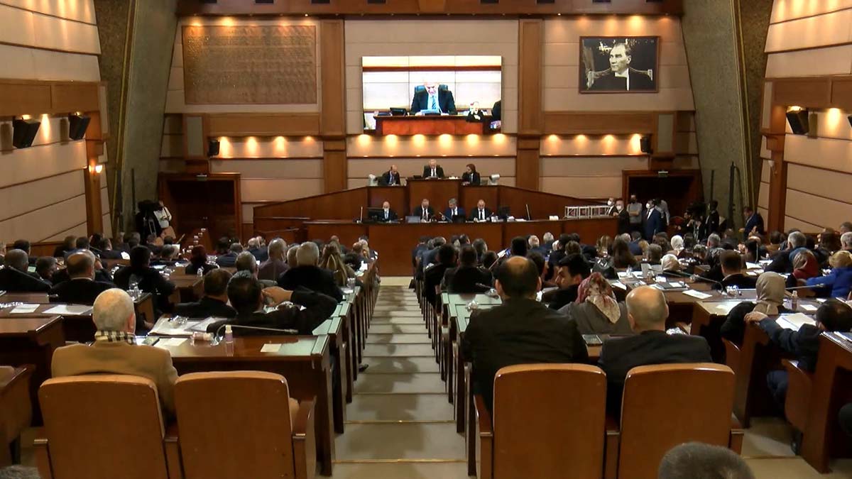 İBB Meclisi'nde öğrenci kartı zammı gerilimi