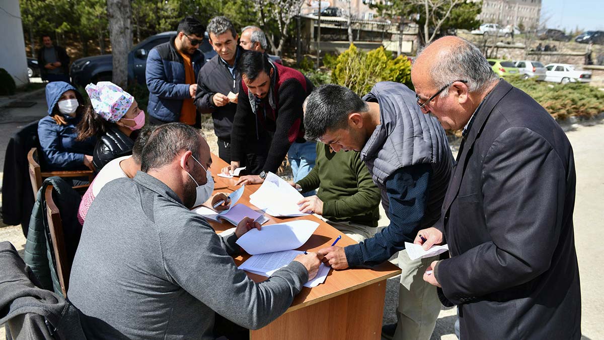 Ankara Büyükşehir Belediyesi, 25 ilçede 125 bin dekarlık alana ekim yapılmak üzere yaklaşık 9 bin 100 çiftçiye 2 milyon 500 bin kilogram nohut tohumu dağıtımını tamamladı.