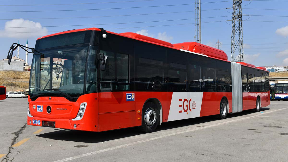 Toplu ulaşımda seferberlik başlatarak Ankaralılara daha hızlı ve konforlu seyahat imkânı sağlamayı amaçlayan Ankara Büyükşehir Belediyesi, araç filosunu yenileyerek genişletmeye devam ediyor.