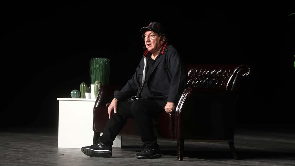 Yenimahalle Belediyesi Tiyatro Festivali Ali Poyrazoğlu ile sona erdi. Başkentlilerden "Şıngır Şıngır Beyoğlu"na yoğun ilgi.