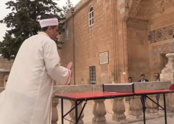 İmam ile kilise üyesi masa tenisi maçı yaptı