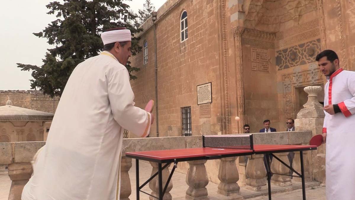 İmam ile kilise üyesi masa tenisi maçı yaptı