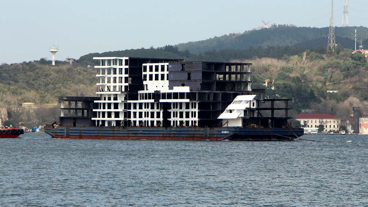 İstanbul Boğazı'ndan 'apartman' geçti